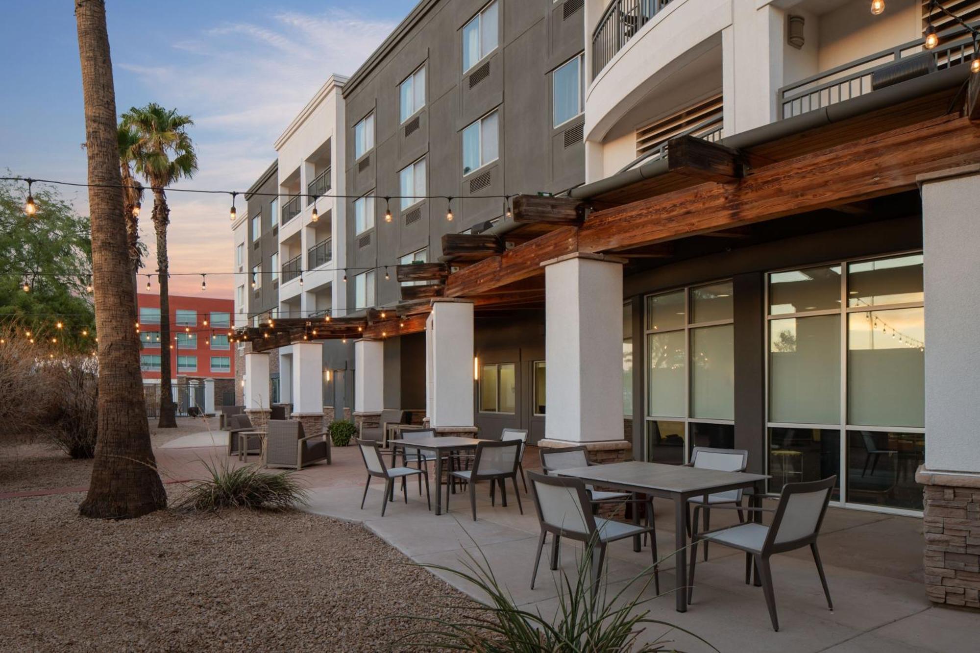 Courtyard By Marriott Phoenix West/Avondale Hotel Exterior photo